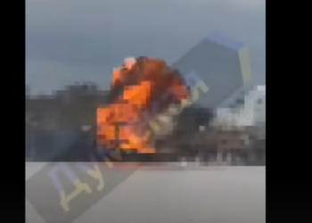 Появилось видео атаки «Гераней» на судно с оружием для ВСУ в порту Измаил