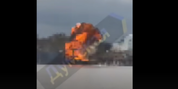 Появилось видео атаки «Гераней» на судно с оружием для ВСУ в порту Измаил