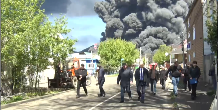 Губернатор Кондратьев опубликовал кадры из Туапсе, где после удара дронов по НПЗ объявили ЧС