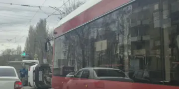 В Самаре на трамвайных путях перевернулся кроссовер — движение электротранспорта остановилось