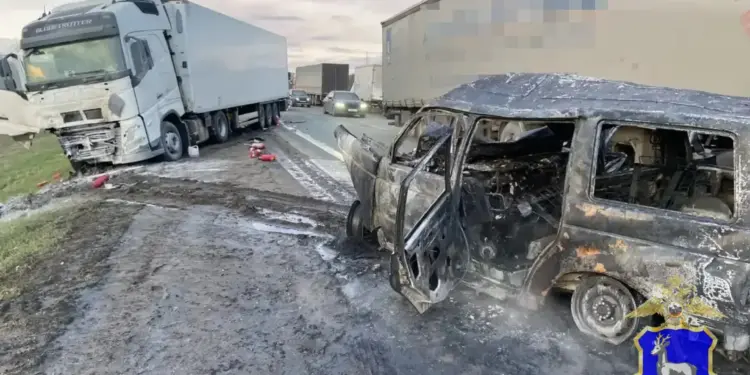 В Самарской области водитель УАЗ погиб в загоревшемся после ДТП с большегрузом авто