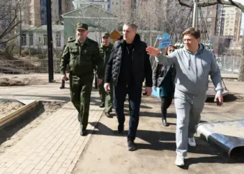 Иван Носков (в центре) проинспектировал самарские скверы, фото: администрация г.о. Самара