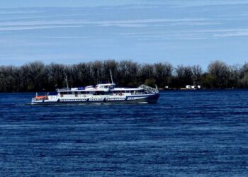 В Самарской области из-за шквалистого ветра остановлена пассажирская переправа