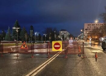 В Самаре у здания правительства области из-за аварии провалился асфальт