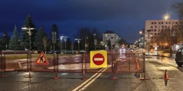 В Самаре у здания правительства области из-за аварии провалился асфальт