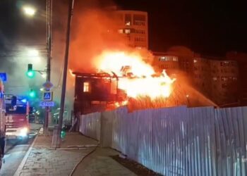 В центре Самары сгорел 109-летний расселенный дом, известный как «синяя изба»