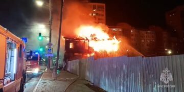 В центре Самары сгорел 109-летний расселенный дом, известный как «синяя изба»