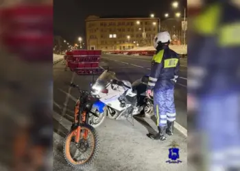 В Самаре юный водитель питбайка протаранил полицейский мотоцикл