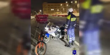 В Самаре юный водитель питбайка протаранил полицейский мотоцикл