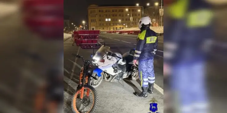 В Самаре юный водитель питбайка протаранил полицейский мотоцикл