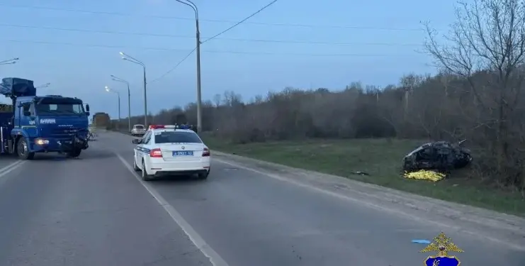 В Самарской области в ДТП с КамАЗом погибли женщина и ребенок, еще двое пострадали