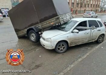 В Самарской области отцепившийся на ходу прицеп протаранил припаркованную «Ладу Калину»