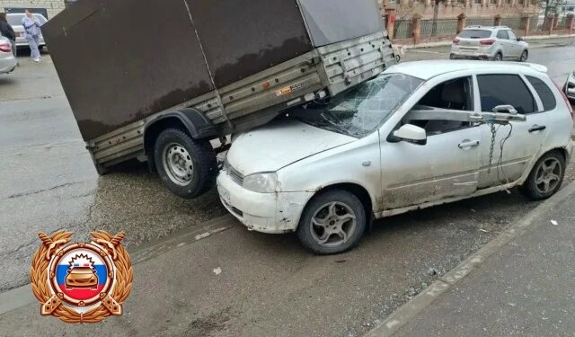 В Самарской области отцепившийся на ходу прицеп протаранил припаркованную «Ладу Калину»