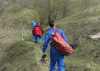 Спасатели эвакуировали из пещеры мужчину, у которого случился инсульт, фото: ПСС СО