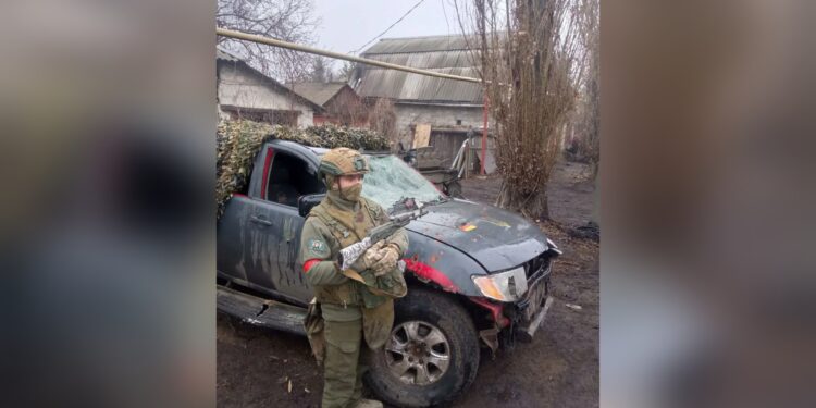 Офицер с позывным "Мультик" рядом с захваченной техникой врага, фото: "Военный вестник Юга России"