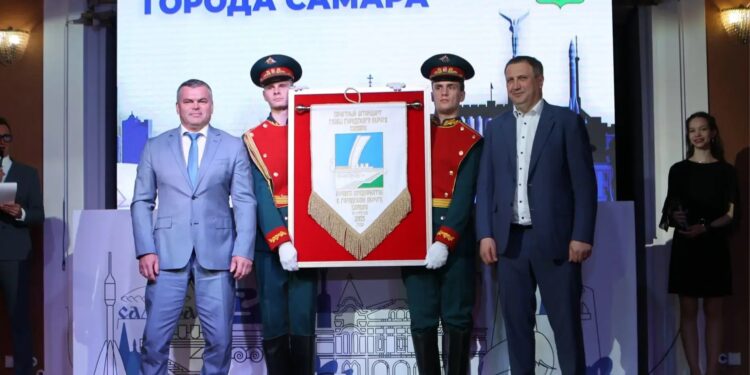 Иван Носков вручил Почетный штандарт «Газпром трансгаз Самара»