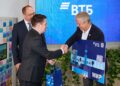 Клиент ВТБ получил 300-тысячную карту жителя Самарской области