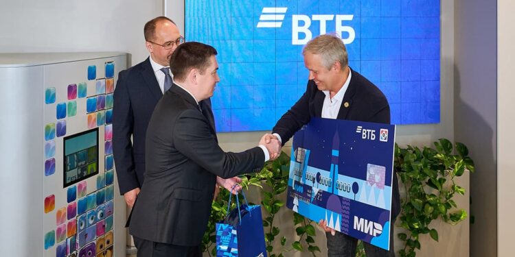 Клиент ВТБ получил 300-тысячную карту жителя Самарской области