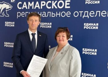 Александр Живайкин и руководитель регионального исполкома «ЕР» Ирина Петшик во время подачи заявления для участия в праймериз, фото: web.max.ru/-70922475075053