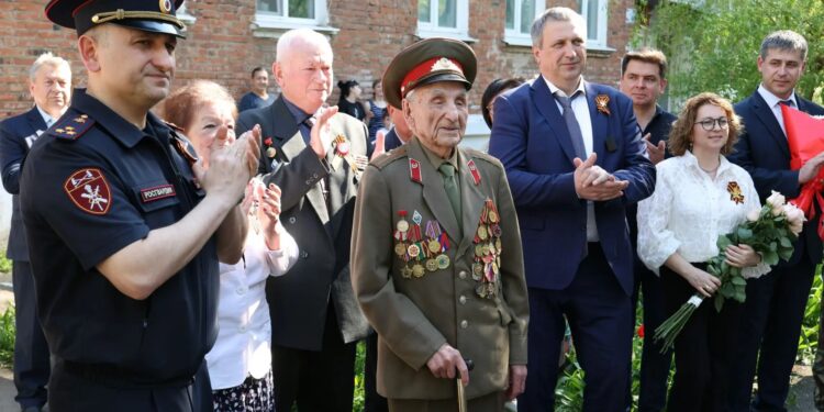 В Самаре для ветеранов провели мини-парады во дворах накануне 9 Мая