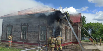 В Самарской области горело здание вокзала в Кошкинском районе