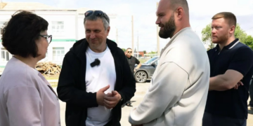 Иван Носков (в центре) проверил ход работ по ремонту школ, фото: администрация г.о. Самара