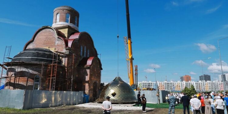 В Самаре освятили купол храма в микрорайоне «Кошелев Парк»