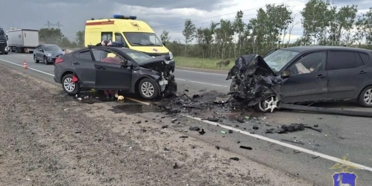 В Самарской области в лобовом столкновении иномарок погибли двое детей