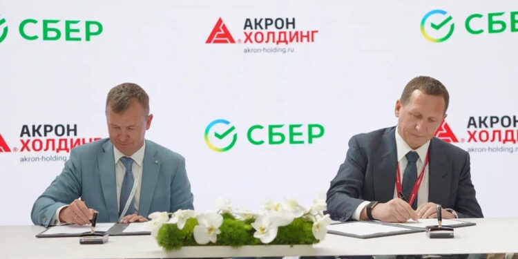 Сбер и Акрон будут развивать генеративный искусственный интеллект в нефтегазовой сфере и металлургии