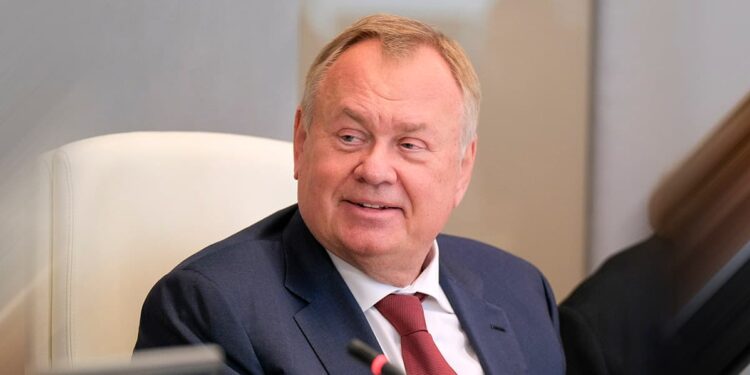 Глава ВТБ посоветовал хранить деньги на депозитах и спрогнозировал скорое оживление экономики