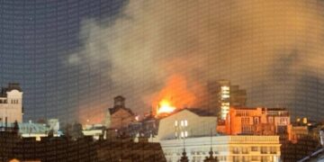 Ракеты ВС РФ ударили по Киеву: гигантские пожары в центре, поражен отель наёмников и объекты ТЭК