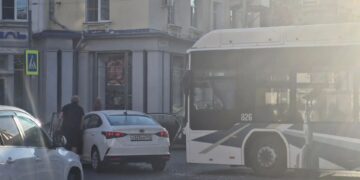 В Самаре автобус с пассажирами врезался в легковушку