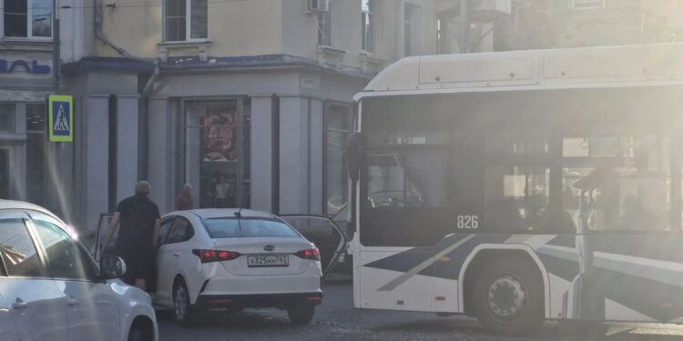 В Самаре автобус с пассажирами врезался в легковушку