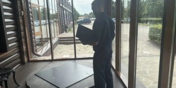 В Самарской области маленького ребенка чуть не убило столешницей в кафе