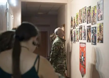 В Снежном открылась выставка фотографий самарского военкора Олега Ракшина