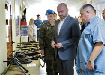 В «Центре Плотниковых» самарский губернатор наградил юнармейцев-чемпионов