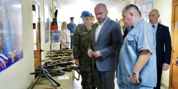 В «Центре Плотниковых» самарский губернатор наградил юнармейцев-чемпионов