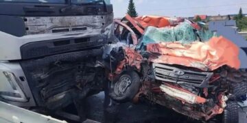 В Самарской области еще одна легковушка влетела под фуру
