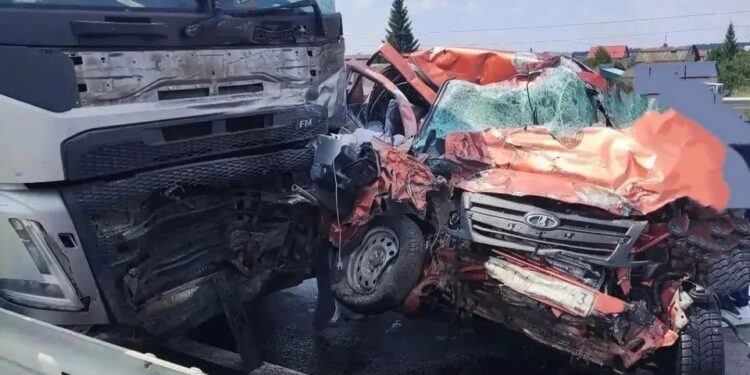 В Самарской области еще одна легковушка влетела под фуру