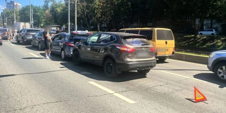 В Самаре в массовом ДТП столкнулись четыре иномарки