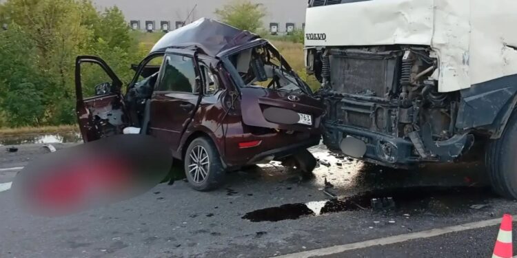 В Самарской области 19-летний водитель погиб в ДТП с фурой