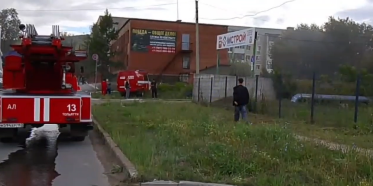 В Самарской области ликвидируют пожар в строительном магазине