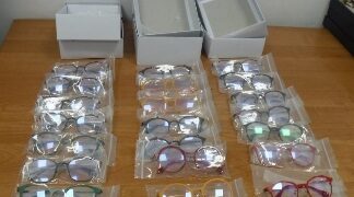 Самарчанка собиралась ввезти в РФ из Китая 100 пар серег и 21 пару очков