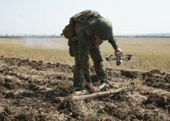 Бойцы БпС группировки «Центр» расчищают путь штурмовым группам