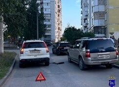 В Самаре 8-летний мальчик попал под колеса авто, катаясь на самокате во дворе