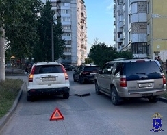 В Самаре 8-летний мальчик попал под колеса авто, катаясь на самокате во дворе