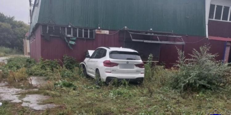 В Чапаевске BMW X3 съехала в кювет и врезалась в стену