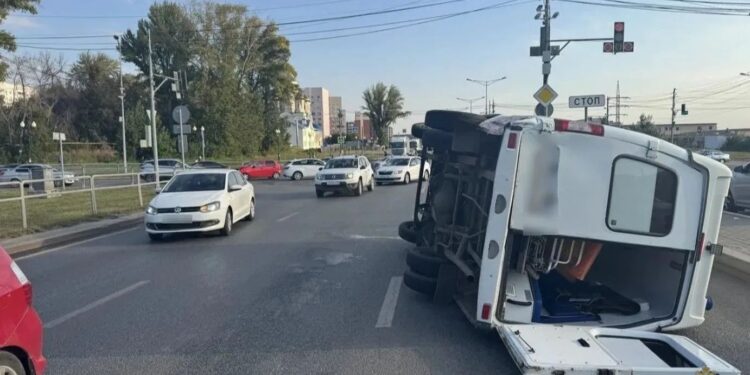 В Самаре скорая помощь с включенным спецсигналом опрокинулась в ДТП с «Матизом»