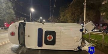 В Самарской области перевернулась машина скорой помощи