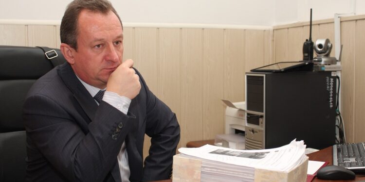 Глава района Самары спросил жителей, уходить ему в отставку или остаться
